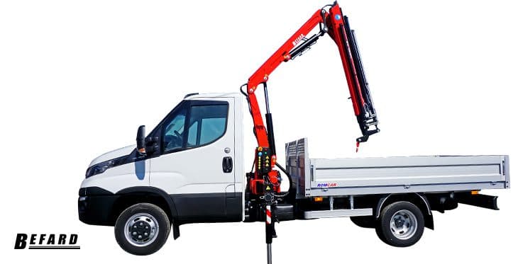 Żuraw HDS XF3602 zamontowany na samochodzie Iveco. Tło jest białe.