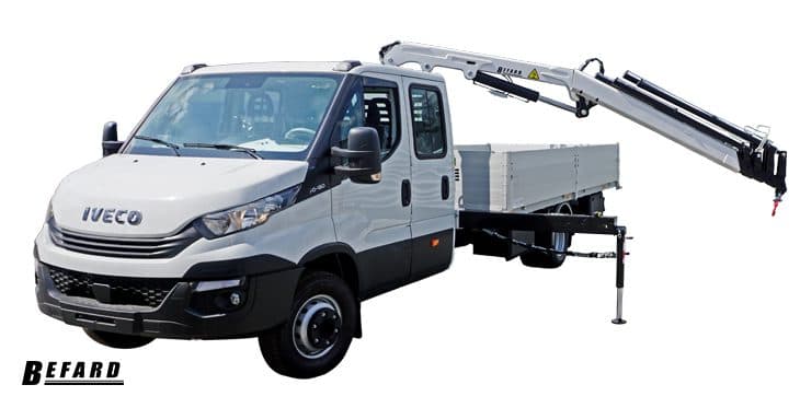 Żuraw HDS XF5502 zamontowany na samochodzie dostawczym Iveco