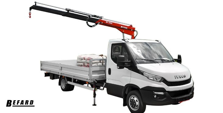 Żuraw HDS BF3402 zamontowany na samochodzie Iveco. Tło jest białe.