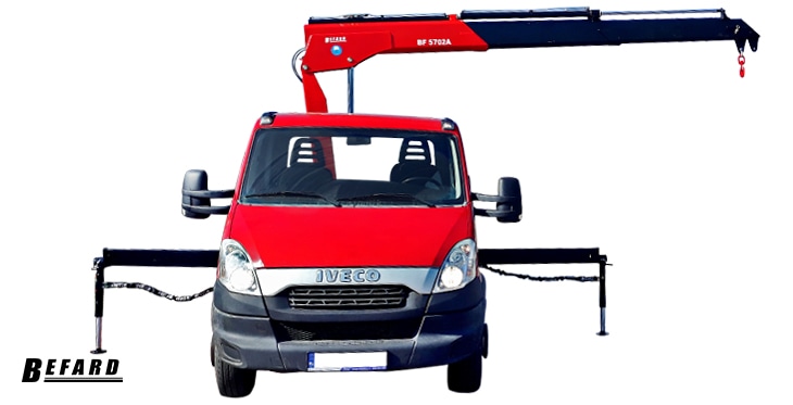 Żuraw HDS BF5702 zamontowany na czerwonym samochodzie Iveco. Tło jest białe.