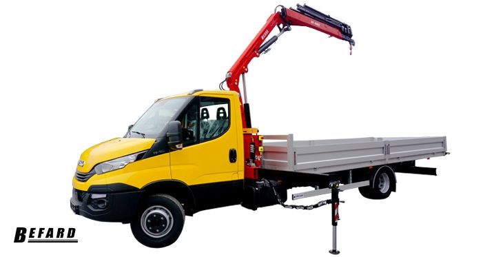 Żuraw HDS XF4002 zamontowany na samochodzie Iveco. Tło jest białe.